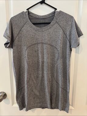 Lululemon Scuba Lightweight Gray Short Sleeve Active Tee